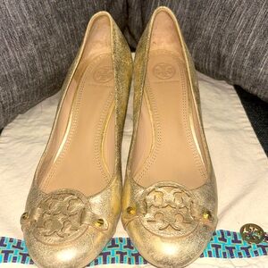 TORY BURCH Mini Miller Logo Leather Wedge Pumps Platinum Gold Metallic
